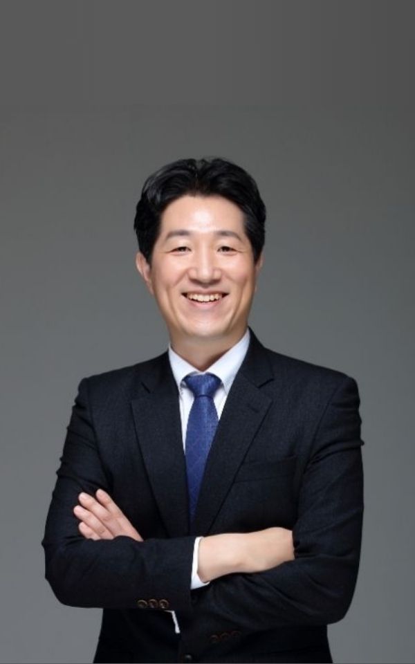 <style> /* 설명 영역 자체의 여백/라인/높이를 완전히 제거 */ :host {     display: block !important;     position: relative !important;     width: 300px !important;     height: 480px !important;     padding: 0 !important;     margin: 0 !important;     line-height: 0 !important; }  /* 설명 텍스트 기본 레이아웃 제거 */ :host p, :host div {     margin: 0 !important;     padding: 0 !important; }  /* 카드 전체를 이미지와 동일한 위치(0,0)에 고정 */ .profile-card {     position: absolute;     top: 0 !important;     left: 0 !important;     width: 300px;     height: 480px;     border-radius: 22px;     overflow: hidden;     pointer-events: none; /* 클릭이 이미지로 전달되도록 */ }  /* 위·아래 짙은 회색 그라데이션(중간 = 완전 투명) */ .gradient-overlay {     position: absolute;     top: 0;     left: 0;     width: 300px;     height: 480px;     background: linear-gradient(         to bottom,         rgba(30,31,38,0.85) 0%,         rgba(30,31,38,0.0) 33%,         rgba(30,31,38,0.0) 65%,         rgba(30,31,38,0.85) 100%     );     z-index: 1; }  /* 텍스트 공통 */ .profile-text-top, .profile-text-bottom {     position: absolute;     left: 20px;     z-index: 2;     color: #fff;     pointer-events: none; }  .profile-text-top { top: 20px; }  .profile-name {     font-size: 22px;     font-weight: 700; }  .profile-role {     font-size: 14px;     opacity: 0.9; }  .profile-text-bottom {     bottom: 18px;     width: 90%; }  .profile-bio {     font-size: 13px;     opacity: 0.85;     line-height: 1.4; } </style>  <div class="profile-card">      <div class="gradient-overlay"></div>      <div class="profile-text-top">         <div class="profile-name"> 권용식 </div> <div class="profile-role">  대전지사장 | 공인노무사 Certified Public Labor Attorney </div> </div> </div>