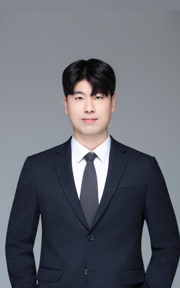 <style> /* 설명 영역 자체의 여백/라인/높이를 완전히 제거 */ :host {     display: block !important;     position: relative !important;     width: 300px !important;     height: 480px !important;     padding: 0 !important;     margin: 0 !important;     line-height: 0 !important; }  /* 설명 텍스트 기본 레이아웃 제거 */ :host p, :host div {     margin: 0 !important;     padding: 0 !important; }  /* 카드 전체를 이미지와 동일한 위치(0,0)에 고정 */ .profile-card {     position: absolute;     top: 0 !important;     left: 0 !important;     width: 300px;     height: 480px;     border-radius: 22px;     overflow: hidden;     pointer-events: none; /* 클릭이 이미지로 전달되도록 */ }  /* 위·아래 짙은 회색 그라데이션(중간 = 완전 투명) */ .gradient-overlay {     position: absolute;     top: 0;     left: 0;     width: 300px;     height: 480px;     background: linear-gradient(         to bottom,         rgba(30,31,38,0.85) 0%,         rgba(30,31,38,0.0) 33%,         rgba(30,31,38,0.0) 65%,         rgba(30,31,38,0.85) 100%     );     z-index: 1; }  /* 텍스트 공통 */ .profile-text-top, .profile-text-bottom {     position: absolute;     left: 20px;     z-index: 2;     color: #fff;     pointer-events: none; }  .profile-text-top { top: 20px; }  .profile-name {     font-size: 22px;     font-weight: 700; }  .profile-role {     font-size: 14px;     opacity: 0.9; }  .profile-text-bottom {     bottom: 18px;     width: 90%; }  .profile-bio {     font-size: 13px;     opacity: 0.85;     line-height: 1.4; } </style>  <div class="profile-card">      <div class="gradient-overlay"></div>      <div class="profile-text-top">         <div class="profile-name"> 곽대영 </div> <div class="profile-role"> 매니저 Manager</div> </div> </div>