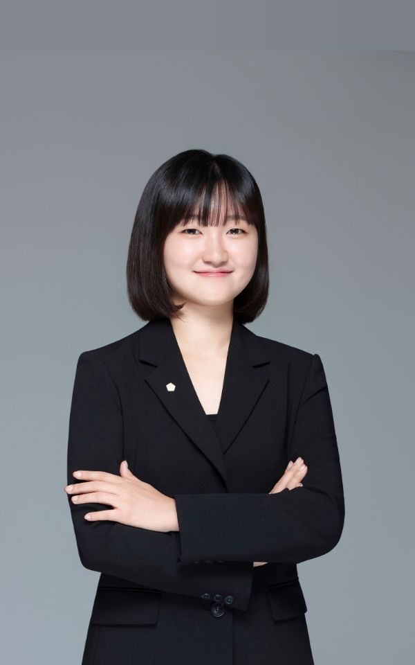 <style> /* 설명 영역 자체의 여백/라인/높이를 완전히 제거 */ :host {     display: block !important;     position: relative !important;     width: 300px !important;     height: 480px !important;     padding: 0 !important;     margin: 0 !important;     line-height: 0 !important; }  /* 설명 텍스트 기본 레이아웃 제거 */ :host p, :host div {     margin: 0 !important;     padding: 0 !important; }  /* 카드 전체를 이미지와 동일한 위치(0,0)에 고정 */ .profile-card {     position: absolute;     top: 0 !important;     left: 0 !important;     width: 300px;     height: 480px;     border-radius: 22px;     overflow: hidden;     pointer-events: none; /* 클릭이 이미지로 전달되도록 */ }  /* 위·아래 짙은 회색 그라데이션(중간 = 완전 투명) */ .gradient-overlay {     position: absolute;     top: 0;     left: 0;     width: 300px;     height: 480px;     background: linear-gradient(         to bottom,         rgba(30,31,38,0.85) 0%,         rgba(30,31,38,0.0) 33%,         rgba(30,31,38,0.0) 65%,         rgba(30,31,38,0.85) 100%     );     z-index: 1; }  /* 텍스트 공통 */ .profile-text-top, .profile-text-bottom {     position: absolute;     left: 20px;     z-index: 2;     color: #fff;     pointer-events: none; }  .profile-text-top { top: 20px; }  .profile-name {     font-size: 22px;     font-weight: 700; }  .profile-role {     font-size: 14px;     opacity: 0.9; }  .profile-text-bottom {     bottom: 18px;     width: 90%; }  .profile-bio {     font-size: 13px;     opacity: 0.85;     line-height: 1.4; } </style>  <div class="profile-card">      <div class="gradient-overlay"></div>      <div class="profile-text-top">         <div class="profile-name"> 김수빈 </div> <div class="profile-role"> 공인노무사 Certified Public Labor Attorney </div> </div> </div>