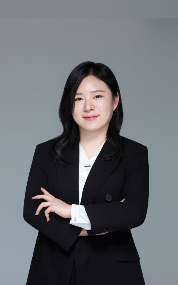 <style> /* 설명 영역 자체의 여백/라인/높이를 완전히 제거 */ :host {     display: block !important;     position: relative !important;     width: 300px !important;     height: 480px !important;     padding: 0 !important;     margin: 0 !important;     line-height: 0 !important; }  /* 설명 텍스트 기본 레이아웃 제거 */ :host p, :host div {     margin: 0 !important;     padding: 0 !important; }  /* 카드 전체를 이미지와 동일한 위치(0,0)에 고정 */ .profile-card {     position: absolute;     top: 0 !important;     left: 0 !important;     width: 300px;     height: 480px;     border-radius: 22px;     overflow: hidden;     pointer-events: none; /* 클릭이 이미지로 전달되도록 */ }  /* 위·아래 짙은 회색 그라데이션(중간 = 완전 투명) */ .gradient-overlay {     position: absolute;     top: 0;     left: 0;     width: 300px;     height: 480px;     background: linear-gradient(         to bottom,         rgba(30,31,38,0.85) 0%,         rgba(30,31,38,0.0) 33%,         rgba(30,31,38,0.0) 65%,         rgba(30,31,38,0.85) 100%     );     z-index: 1; }  /* 텍스트 공통 */ .profile-text-top, .profile-text-bottom {     position: absolute;     left: 20px;     z-index: 2;     color: #fff;     pointer-events: none; }  .profile-text-top { top: 20px; }  .profile-name {     font-size: 22px;     font-weight: 700; }  .profile-role {     font-size: 14px;     opacity: 0.9; }  .profile-text-bottom {     bottom: 18px;     width: 90%; }  .profile-bio {     font-size: 13px;     opacity: 0.85;     line-height: 1.4; } </style>  <div class="profile-card">      <div class="gradient-overlay"></div>      <div class="profile-text-top">         <div class="profile-name"> 강민지 </div> <div class="profile-role"> 매니저 Manager</div> </div> </div>