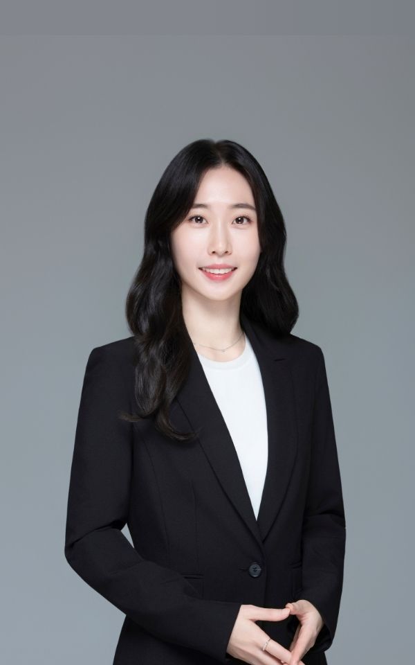 <style> /* 설명 영역 자체의 여백/라인/높이를 완전히 제거 */ :host {     display: block !important;     position: relative !important;     width: 300px !important;     height: 480px !important;     padding: 0 !important;     margin: 0 !important;     line-height: 0 !important; }  /* 설명 텍스트 기본 레이아웃 제거 */ :host p, :host div {     margin: 0 !important;     padding: 0 !important; }  /* 카드 전체를 이미지와 동일한 위치(0,0)에 고정 */ .profile-card {     position: absolute;     top: 0 !important;     left: 0 !important;     width: 300px;     height: 480px;     border-radius: 22px;     overflow: hidden;     pointer-events: none; /* 클릭이 이미지로 전달되도록 */ }  /* 위·아래 짙은 회색 그라데이션(중간 = 완전 투명) */ .gradient-overlay {     position: absolute;     top: 0;     left: 0;     width: 300px;     height: 480px;     background: linear-gradient(         to bottom,         rgba(30,31,38,0.85) 0%,         rgba(30,31,38,0.0) 33%,         rgba(30,31,38,0.0) 65%,         rgba(30,31,38,0.85) 100%     );     z-index: 1; }  /* 텍스트 공통 */ .profile-text-top, .profile-text-bottom {     position: absolute;     left: 20px;     z-index: 2;     color: #fff;     pointer-events: none; }  .profile-text-top { top: 20px; }  .profile-name {     font-size: 22px;     font-weight: 700; }  .profile-role {     font-size: 14px;     opacity: 0.9; }  .profile-text-bottom {     bottom: 18px;     width: 90%; }  .profile-bio {     font-size: 13px;     opacity: 0.85;     line-height: 1.4; } </style>  <div class="profile-card">      <div class="gradient-overlay"></div>      <div class="profile-text-top">         <div class="profile-name"> 최지희 </div> <div class="profile-role"> 매니저 Manager</div> </div> </div>