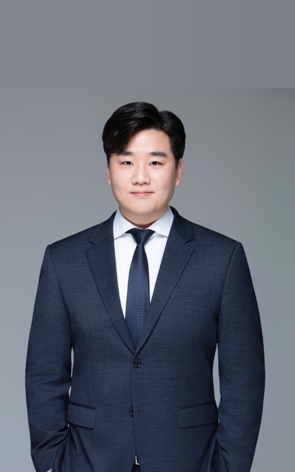 <style> /* 설명 영역 자체의 여백/라인/높이를 완전히 제거 */ :host {     display: block !important;     position: relative !important;     width: 300px !important;     height: 480px !important;     padding: 0 !important;     margin: 0 !important;     line-height: 0 !important; }  /* 설명 텍스트 기본 레이아웃 제거 */ :host p, :host div {     margin: 0 !important;     padding: 0 !important; }  /* 카드 전체를 이미지와 동일한 위치(0,0)에 고정 */ .profile-card {     position: absolute;     top: 0 !important;     left: 0 !important;     width: 300px;     height: 480px;     border-radius: 22px;     overflow: hidden;     pointer-events: none; /* 클릭이 이미지로 전달되도록 */ }  /* 위·아래 짙은 회색 그라데이션(중간 = 완전 투명) */ .gradient-overlay {     position: absolute;     top: 0;     left: 0;     width: 300px;     height: 480px;     background: linear-gradient(         to bottom,         rgba(30,31,38,0.85) 0%,         rgba(30,31,38,0.0) 33%,         rgba(30,31,38,0.0) 65%,         rgba(30,31,38,0.85) 100%     );     z-index: 1; }  /* 텍스트 공통 */ .profile-text-top, .profile-text-bottom {     position: absolute;     left: 20px;     z-index: 2;     color: #fff;     pointer-events: none; }  .profile-text-top { top: 20px; }  .profile-name {     font-size: 22px;     font-weight: 700; }  .profile-role {     font-size: 14px;     opacity: 0.9; }  .profile-text-bottom {     bottom: 18px;     width: 90%; }  .profile-bio {     font-size: 13px;     opacity: 0.85;     line-height: 1.4; } </style>  <div class="profile-card">      <div class="gradient-overlay"></div>      <div class="profile-text-top">         <div class="profile-name"> 최린 </div> <div class="profile-role"> 매니저 Manager</div> </div> </div>