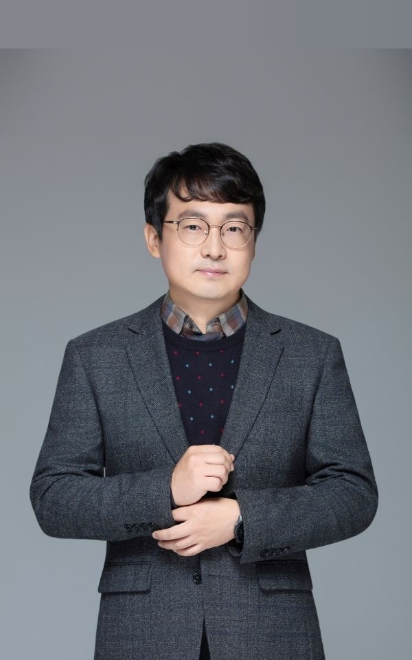 <style> /* 설명 영역 자체의 여백/라인/높이를 완전히 제거 */ :host {     display: block !important;     position: relative !important;     width: 300px !important;     height: 480px !important;     padding: 0 !important;     margin: 0 !important;     line-height: 0 !important; }  /* 설명 텍스트 기본 레이아웃 제거 */ :host p, :host div {     margin: 0 !important;     padding: 0 !important; }  /* 카드 전체를 이미지와 동일한 위치(0,0)에 고정 */ .profile-card {     position: absolute;     top: 0 !important;     left: 0 !important;     width: 300px;     height: 480px;     border-radius: 22px;     overflow: hidden;     pointer-events: none; /* 클릭이 이미지로 전달되도록 */ }  /* 위·아래 짙은 회색 그라데이션(중간 = 완전 투명) */ .gradient-overlay {     position: absolute;     top: 0;     left: 0;     width: 300px;     height: 480px;     background: linear-gradient(         to bottom,         rgba(30,31,38,0.85) 0%,         rgba(30,31,38,0.0) 33%,         rgba(30,31,38,0.0) 65%,         rgba(30,31,38,0.85) 100%     );     z-index: 1; }  /* 텍스트 공통 */ .profile-text-top, .profile-text-bottom {     position: absolute;     left: 20px;     z-index: 2;     color: #fff;     pointer-events: none; }  .profile-text-top { top: 20px; }  .profile-name {     font-size: 22px;     font-weight: 700; }  .profile-role {     font-size: 14px;     opacity: 0.9; }  .profile-text-bottom {     bottom: 18px;     width: 90%; }  .profile-bio {     font-size: 13px;     opacity: 0.85;     line-height: 1.4; } </style>  <div class="profile-card">      <div class="gradient-overlay"></div>      <div class="profile-text-top">         <div class="profile-name"> 박정현 </div> <div class="profile-role"> 변리사 & 개발팀장 Team Leader</div> </div> </div>