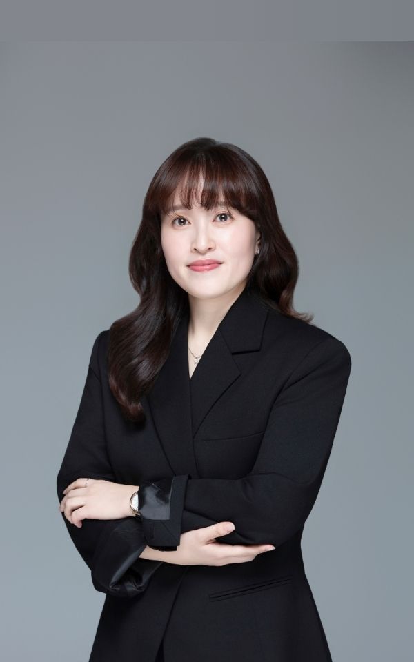 <style> /* 설명 영역 자체의 여백/라인/높이를 완전히 제거 */ :host {     display: block !important;     position: relative !important;     width: 300px !important;     height: 480px !important;     padding: 0 !important;     margin: 0 !important;     line-height: 0 !important; }  /* 설명 텍스트 기본 레이아웃 제거 */ :host p, :host div {     margin: 0 !important;     padding: 0 !important; }  /* 카드 전체를 이미지와 동일한 위치(0,0)에 고정 */ .profile-card {     position: absolute;     top: 0 !important;     left: 0 !important;     width: 300px;     height: 480px;     border-radius: 22px;     overflow: hidden;     pointer-events: none; /* 클릭이 이미지로 전달되도록 */ }  /* 위·아래 짙은 회색 그라데이션(중간 = 완전 투명) */ .gradient-overlay {     position: absolute;     top: 0;     left: 0;     width: 300px;     height: 480px;     background: linear-gradient(         to bottom,         rgba(30,31,38,0.85) 0%,         rgba(30,31,38,0.0) 33%,         rgba(30,31,38,0.0) 65%,         rgba(30,31,38,0.85) 100%     );     z-index: 1; }  /* 텍스트 공통 */ .profile-text-top, .profile-text-bottom {     position: absolute;     left: 20px;     z-index: 2;     color: #fff;     pointer-events: none; }  .profile-text-top { top: 20px; }  .profile-name {     font-size: 22px;     font-weight: 700; }  .profile-role {     font-size: 14px;     opacity: 0.9; }  .profile-text-bottom {     bottom: 18px;     width: 90%; }  .profile-bio {     font-size: 13px;     opacity: 0.85;     line-height: 1.4; } </style>  <div class="profile-card">      <div class="gradient-overlay"></div>      <div class="profile-text-top">         <div class="profile-name"> 박진아 </div> <div class="profile-role"> 매니저 Manager</div> </div> </div>