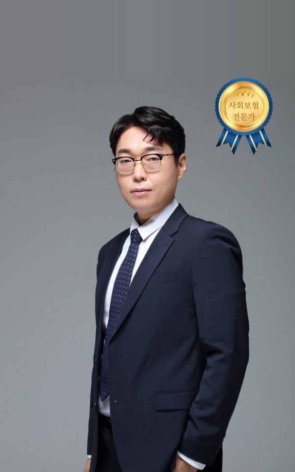 <style> /* 설명 영역 자체의 여백/라인/높이를 완전히 제거 */ :host {     display: block !important;     position: relative !important;     width: 300px !important;     height: 480px !important;     padding: 0 !important;     margin: 0 !important;     line-height: 0 !important; }  /* 설명 텍스트 기본 레이아웃 제거 */ :host p, :host div {     margin: 0 !important;     padding: 0 !important; }  /* 카드 전체를 이미지와 동일한 위치(0,0)에 고정 */ .profile-card {     position: absolute;     top: 0 !important;     left: 0 !important;     width: 300px;     height: 480px;     border-radius: 22px;     overflow: hidden;     pointer-events: none; /* 클릭이 이미지로 전달되도록 */ }  /* 위·아래 짙은 회색 그라데이션(중간 = 완전 투명) */ .gradient-overlay {     position: absolute;     top: 0;     left: 0;     width: 300px;     height: 480px;     background: linear-gradient(         to bottom,         rgba(30,31,38,0.85) 0%,         rgba(30,31,38,0.0) 33%,         rgba(30,31,38,0.0) 65%,         rgba(30,31,38,0.85) 100%     );     z-index: 1; }  /* 텍스트 공통 */ .profile-text-top, .profile-text-bottom {     position: absolute;     left: 20px;     z-index: 2;     color: #fff;     pointer-events: none; }  .profile-text-top { top: 20px; }  .profile-name {     font-size: 22px;     font-weight: 700; }  .profile-role {     font-size: 14px;     opacity: 0.9; }  .profile-text-bottom {     bottom: 18px;     width: 90%; }  .profile-bio {     font-size: 13px;     opacity: 0.85;     line-height: 1.4; } </style>  <div class="profile-card">      <div class="gradient-overlay"></div>      <div class="profile-text-top">         <div class="profile-name"> 김태형 </div> <div class="profile-role"> 팀장 Team Leader</div> </div> </div>