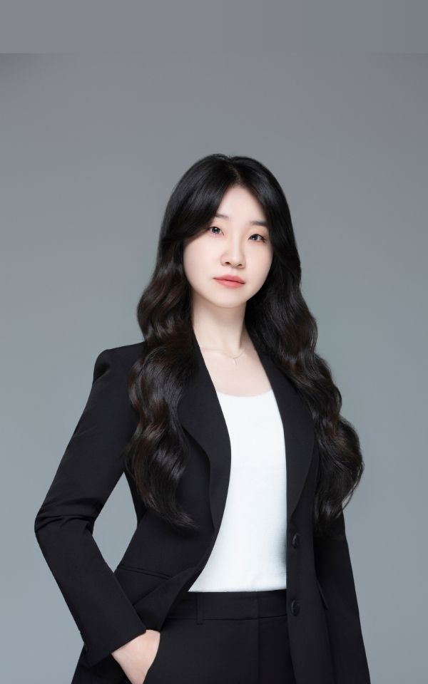 <style> /* 설명 영역 자체의 여백/라인/높이를 완전히 제거 */ :host {     display: block !important;     position: relative !important;     width: 300px !important;     height: 480px !important;     padding: 0 !important;     margin: 0 !important;     line-height: 0 !important; }  /* 설명 텍스트 기본 레이아웃 제거 */ :host p, :host div {     margin: 0 !important;     padding: 0 !important; }  /* 카드 전체를 이미지와 동일한 위치(0,0)에 고정 */ .profile-card {     position: absolute;     top: 0 !important;     left: 0 !important;     width: 300px;     height: 480px;     border-radius: 22px;     overflow: hidden;     pointer-events: none; /* 클릭이 이미지로 전달되도록 */ }  /* 위·아래 짙은 회색 그라데이션(중간 = 완전 투명) */ .gradient-overlay {     position: absolute;     top: 0;     left: 0;     width: 300px;     height: 480px;     background: linear-gradient(         to bottom,         rgba(30,31,38,0.85) 0%,         rgba(30,31,38,0.0) 33%,         rgba(30,31,38,0.0) 65%,         rgba(30,31,38,0.85) 100%     );     z-index: 1; }  /* 텍스트 공통 */ .profile-text-top, .profile-text-bottom {     position: absolute;     left: 20px;     z-index: 2;     color: #fff;     pointer-events: none; }  .profile-text-top { top: 20px; }  .profile-name {     font-size: 22px;     font-weight: 700; }  .profile-role {     font-size: 14px;     opacity: 0.9; }  .profile-text-bottom {     bottom: 18px;     width: 90%; }  .profile-bio {     font-size: 13px;     opacity: 0.85;     line-height: 1.4; } </style>  <div class="profile-card">      <div class="gradient-overlay"></div>      <div class="profile-text-top">         <div class="profile-name"> 박현지 </div> <div class="profile-role"> 매니저 Manager</div> </div> </div>