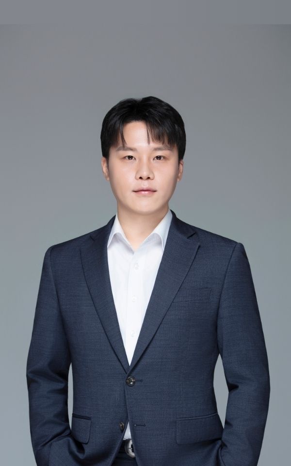 <style> /* 설명 영역 자체의 여백/라인/높이를 완전히 제거 */ :host {     display: block !important;     position: relative !important;     width: 300px !important;     height: 480px !important;     padding: 0 !important;     margin: 0 !important;     line-height: 0 !important; }  /* 설명 텍스트 기본 레이아웃 제거 */ :host p, :host div {     margin: 0 !important;     padding: 0 !important; }  /* 카드 전체를 이미지와 동일한 위치(0,0)에 고정 */ .profile-card {     position: absolute;     top: 0 !important;     left: 0 !important;     width: 300px;     height: 480px;     border-radius: 22px;     overflow: hidden;     pointer-events: none; /* 클릭이 이미지로 전달되도록 */ }  /* 위·아래 짙은 회색 그라데이션(중간 = 완전 투명) */ .gradient-overlay {     position: absolute;     top: 0;     left: 0;     width: 300px;     height: 480px;     background: linear-gradient(         to bottom,         rgba(30,31,38,0.85) 0%,         rgba(30,31,38,0.0) 33%,         rgba(30,31,38,0.0) 65%,         rgba(30,31,38,0.85) 100%     );     z-index: 1; }  /* 텍스트 공통 */ .profile-text-top, .profile-text-bottom {     position: absolute;     left: 20px;     z-index: 2;     color: #fff;     pointer-events: none; }  .profile-text-top { top: 20px; }  .profile-name {     font-size: 22px;     font-weight: 700; }  .profile-role {     font-size: 14px;     opacity: 0.9; }  .profile-text-bottom {     bottom: 18px;     width: 90%; }  .profile-bio {     font-size: 13px;     opacity: 0.85;     line-height: 1.4; } </style>  <div class="profile-card">      <div class="gradient-overlay"></div>      <div class="profile-text-top">         <div class="profile-name"> 박형규 </div> <div class="profile-role"> 팀장 Team Leader</div> </div> </div>