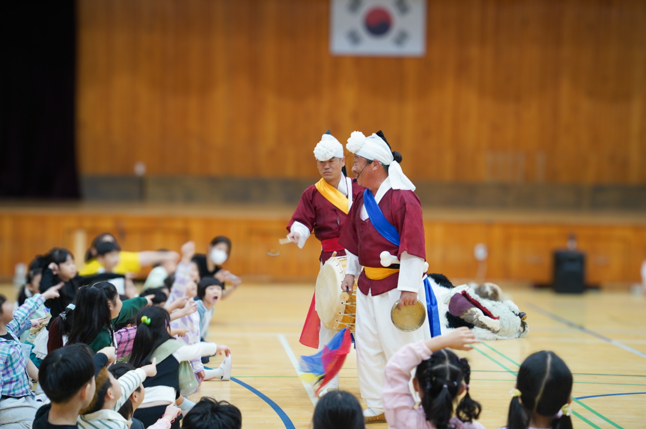 풍물마당놀이 해피 공연에서 아이들이 연희자를 향해 손을 뻗으며 참여하는 모습