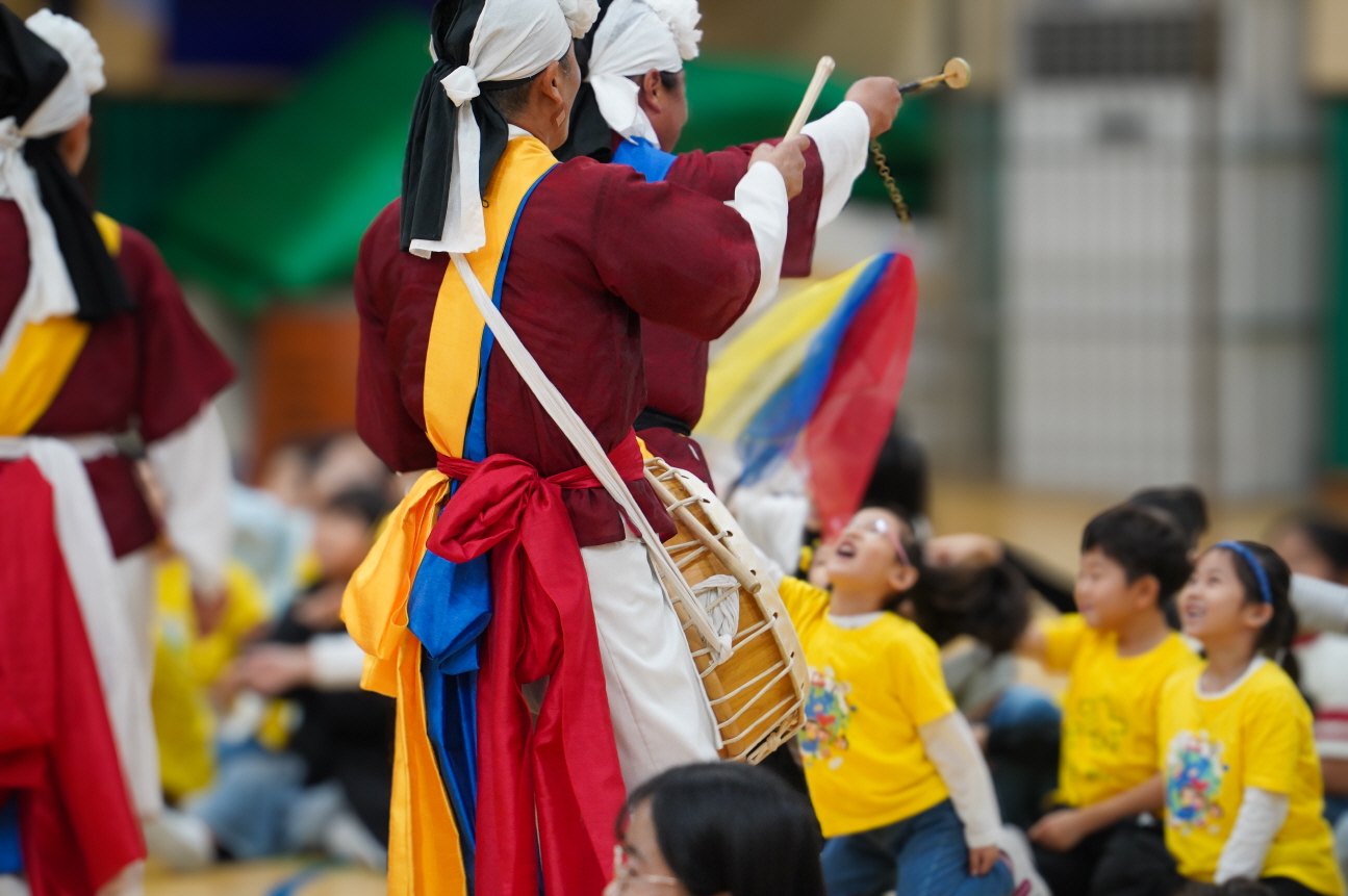 풍물마당놀이 해피 공연에서 연희자와 함께 웃으며 참여하는 이리백제초·마한초 병설유치원 아이들”