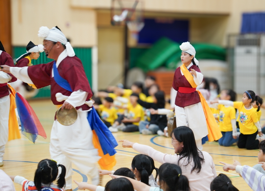 풍물마당놀이 해피 공연에서 연희자와 함께 동작을 따라 하는 이리백제초·마한초 병설유치원 아이들