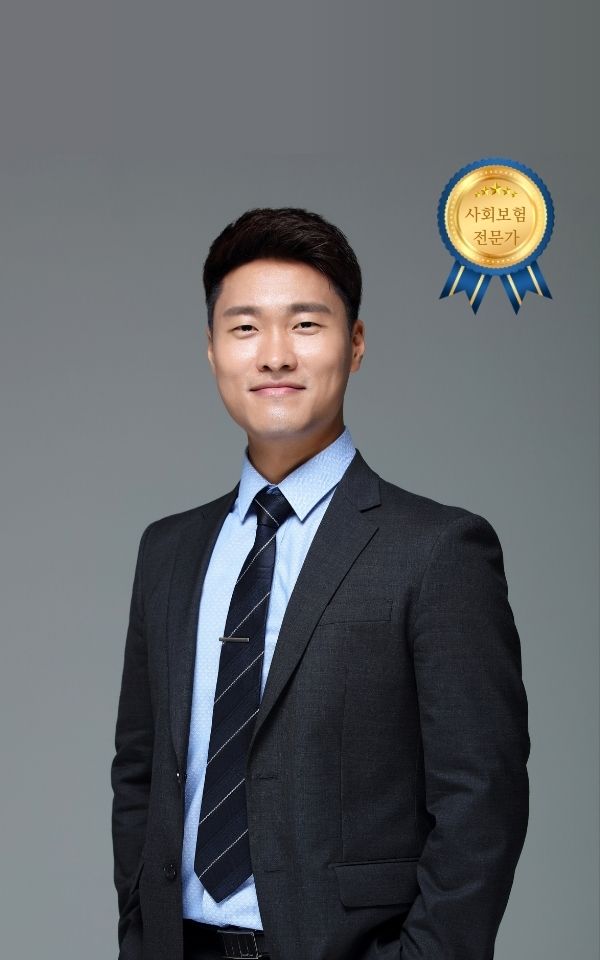 <style> /* 설명 영역 자체의 여백/라인/높이를 완전히 제거 */ :host {     display: block !important;     position: relative !important;     width: 300px !important;     height: 480px !important;     padding: 0 !important;     margin: 0 !important;     line-height: 0 !important; }  /* 설명 텍스트 기본 레이아웃 제거 */ :host p, :host div {     margin: 0 !important;     padding: 0 !important; }  /* 카드 전체를 이미지와 동일한 위치(0,0)에 고정 */ .profile-card {     position: absolute;     top: 0 !important;     left: 0 !important;     width: 300px;     height: 480px;     border-radius: 22px;     overflow: hidden;     pointer-events: none; /* 클릭이 이미지로 전달되도록 */ }  /* 위·아래 짙은 회색 그라데이션(중간 = 완전 투명) */ .gradient-overlay {     position: absolute;     top: 0;     left: 0;     width: 300px;     height: 480px;     background: linear-gradient(         to bottom,         rgba(30,31,38,0.85) 0%,         rgba(30,31,38,0.0) 33%,         rgba(30,31,38,0.0) 65%,         rgba(30,31,38,0.85) 100%     );     z-index: 1; }  /* 텍스트 공통 */ .profile-text-top, .profile-text-bottom {     position: absolute;     left: 20px;     z-index: 2;     color: #fff;     pointer-events: none; }  .profile-text-top { top: 20px; }  .profile-name {     font-size: 22px;     font-weight: 700; }  .profile-role {     font-size: 14px;     opacity: 0.9; }  .profile-text-bottom {     bottom: 18px;     width: 90%; }  .profile-bio {     font-size: 13px;     opacity: 0.85;     line-height: 1.4; } </style>  <div class="profile-card">      <div class="gradient-overlay"></div>      <div class="profile-text-top">         <div class="profile-name"> 전준수 </div> <div class="profile-role"> 팀장 Team Leader</div> </div> </div>