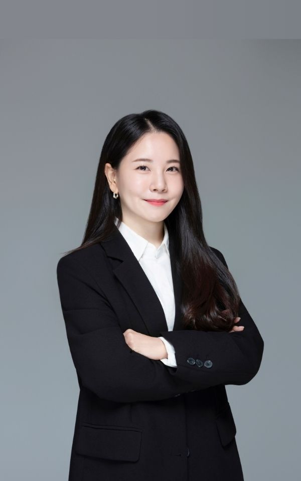 <style> /* 설명 영역 자체의 여백/라인/높이를 완전히 제거 */ :host {     display: block !important;     position: relative !important;     width: 300px !important;     height: 480px !important;     padding: 0 !important;     margin: 0 !important;     line-height: 0 !important; }  /* 설명 텍스트 기본 레이아웃 제거 */ :host p, :host div {     margin: 0 !important;     padding: 0 !important; }  /* 카드 전체를 이미지와 동일한 위치(0,0)에 고정 */ .profile-card {     position: absolute;     top: 0 !important;     left: 0 !important;     width: 300px;     height: 480px;     border-radius: 22px;     overflow: hidden;     pointer-events: none; /* 클릭이 이미지로 전달되도록 */ }  /* 위·아래 짙은 회색 그라데이션(중간 = 완전 투명) */ .gradient-overlay {     position: absolute;     top: 0;     left: 0;     width: 300px;     height: 480px;     background: linear-gradient(         to bottom,         rgba(30,31,38,0.85) 0%,         rgba(30,31,38,0.0) 33%,         rgba(30,31,38,0.0) 65%,         rgba(30,31,38,0.85) 100%     );     z-index: 1; }  /* 텍스트 공통 */ .profile-text-top, .profile-text-bottom {     position: absolute;     left: 20px;     z-index: 2;     color: #fff;     pointer-events: none; }  .profile-text-top { top: 20px; }  .profile-name {     font-size: 22px;     font-weight: 700; }  .profile-role {     font-size: 14px;     opacity: 0.9; }  .profile-text-bottom {     bottom: 18px;     width: 90%; }  .profile-bio {     font-size: 13px;     opacity: 0.85;     line-height: 1.4; } </style>  <div class="profile-card">      <div class="gradient-overlay"></div>      <div class="profile-text-top">         <div class="profile-name"> 강잔디 </div> <div class="profile-role"> 매니저 Manager</div> </div> </div>