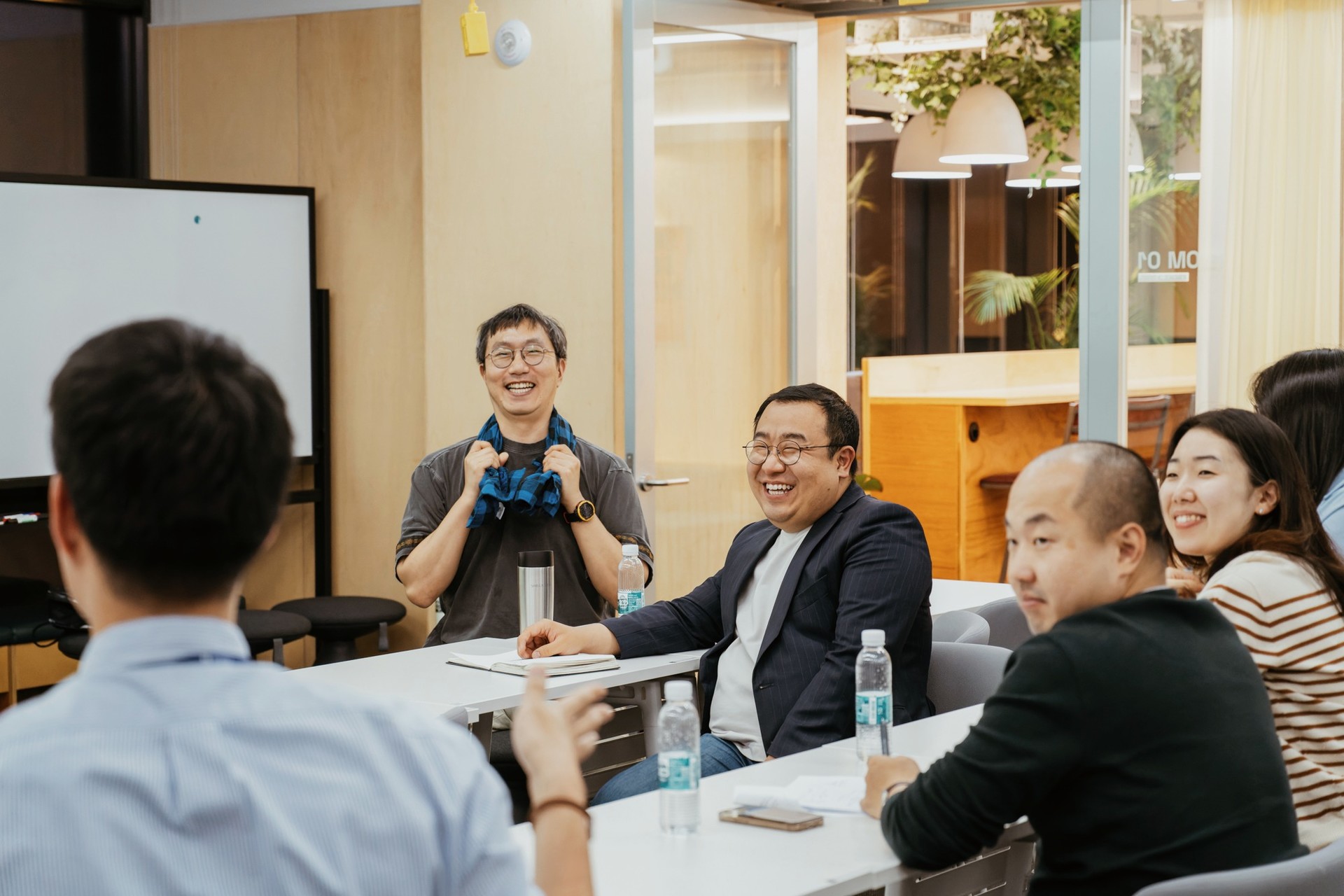 펠로우들이 웃고 있는 모습