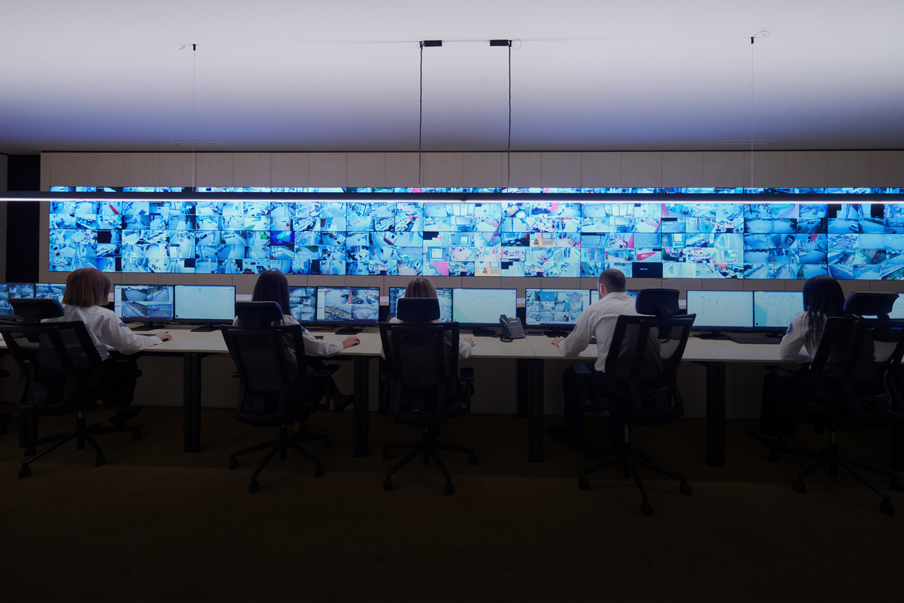 <p style="padding-left:25px; padding-bottom:5px;">   <span style="font-size: 32px; letter-spacing: 0; color: #fff; font-weight:700;">     종합 상황실 솔루션   </span>   <br><br>   <span style="font-size: 21px; color:#1a1a1a; line-height:1.5;"></span> </p>