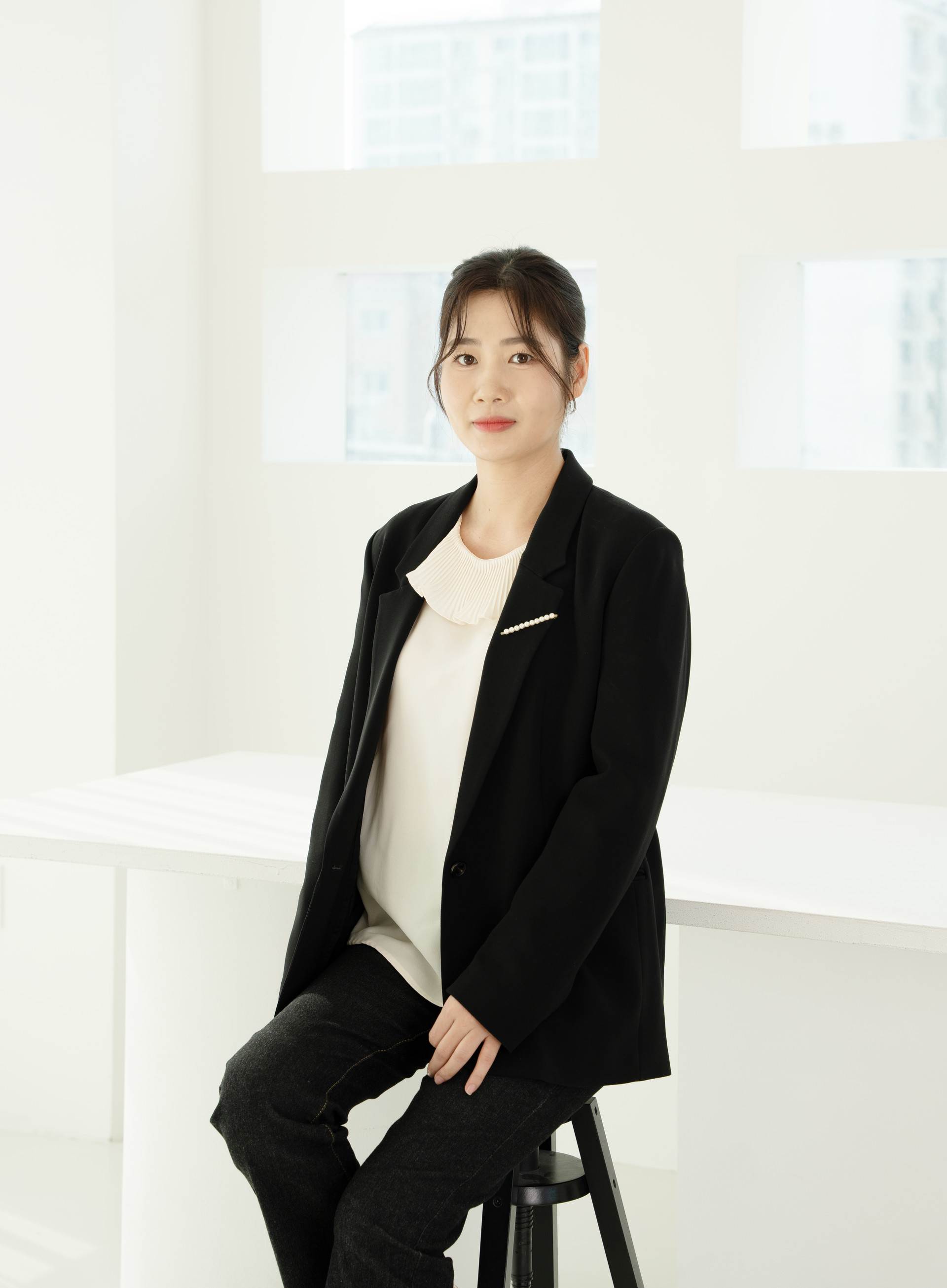 <span style="background-color: rgba(240, 242, 245, 0.95); padding: 8px 16px; border-radius: 20px; display: inline-block; color: black; font-weight: bold; font-size: 18px;">이지연 팀장</span>
