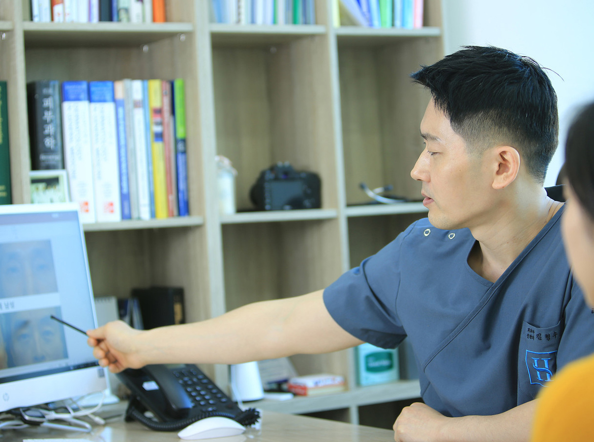 <p style="margin-left:10px;"><h5 style="margin-left:10px"><b>김형수 원장님의<br>1:1 맞춤 진료</b></h5>