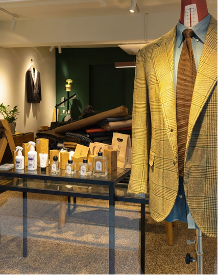 <div class="tb-text-group01"><span class="case_c">CASE - C</span><p class="t-text01">맞춤정장 / 디핑고</p><p class="b-text01"><i>“향이 공간 분위기를 완성해주면서 고객 체류 시간이 길어졌습니다.”</i></p><p class="f-text">#재구매율상승&ensp;#평균객단가증가</p></div>