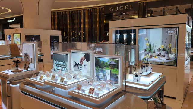 <div class="tb-text-group"><p class="t-text">누적매출 50억,<br>단일향 30만개 판매</p><p class="b-text">· 재구매율 50% 이상, 온·오프라인 총 판매 데이터 검증</p><p class="b-text">· 10년 이상 유지된 국내 유일 생화향 스테디셀러</p></div>