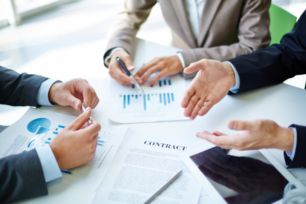 행정 처리를 하는 건물 관리 직원들