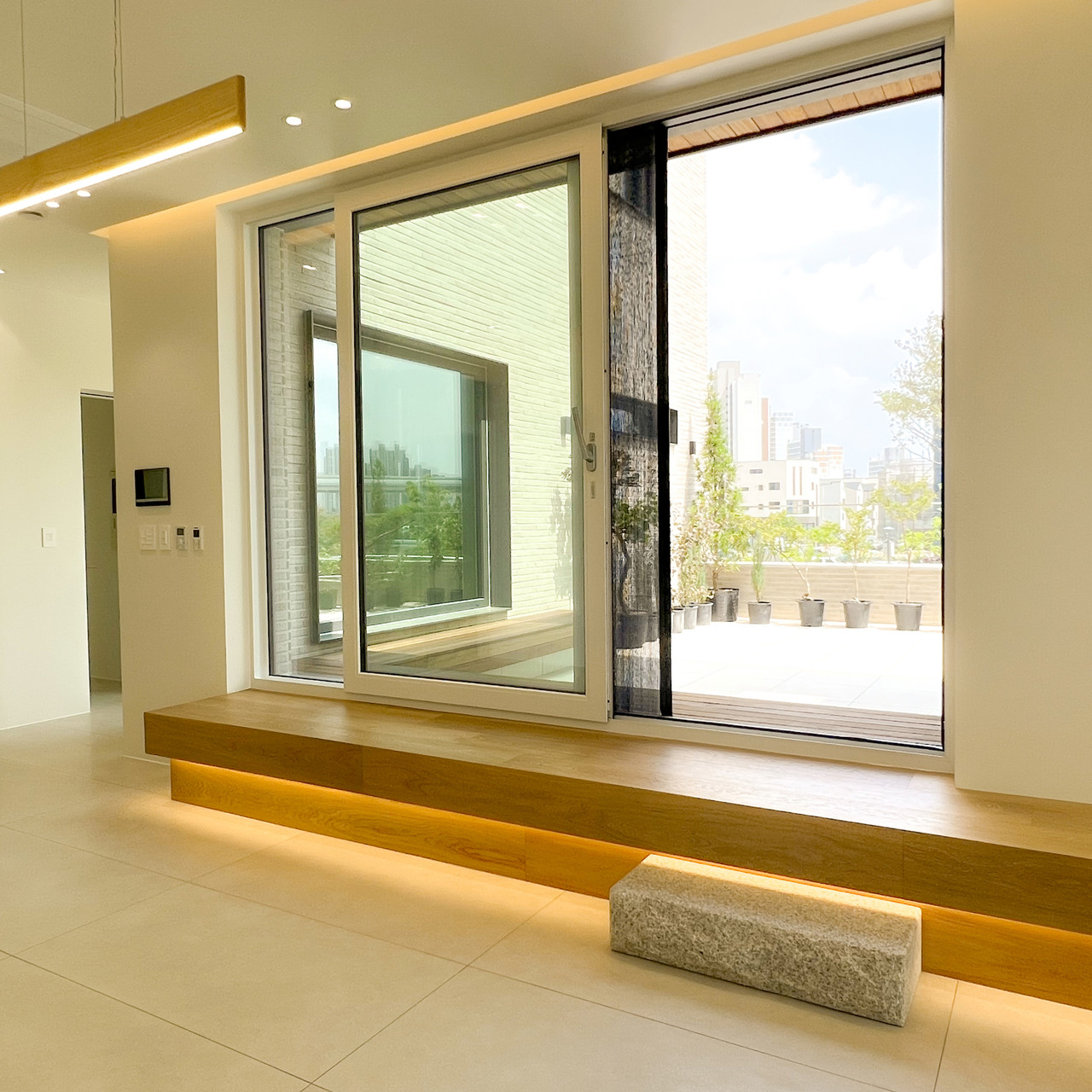 원목 툇마루 창가 공간