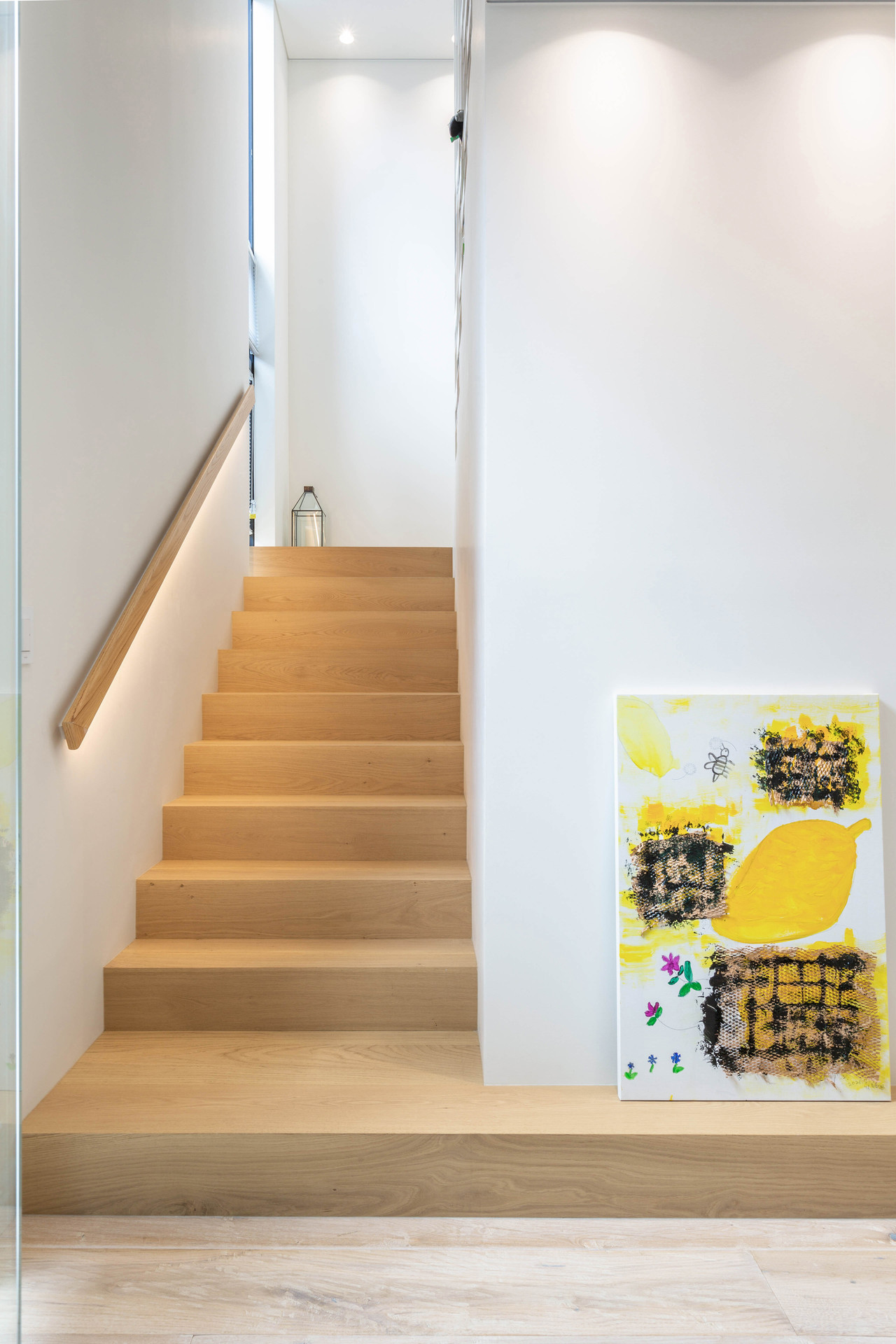 계단 구조를 따라가는 원목마루 일체형 계단 모델 