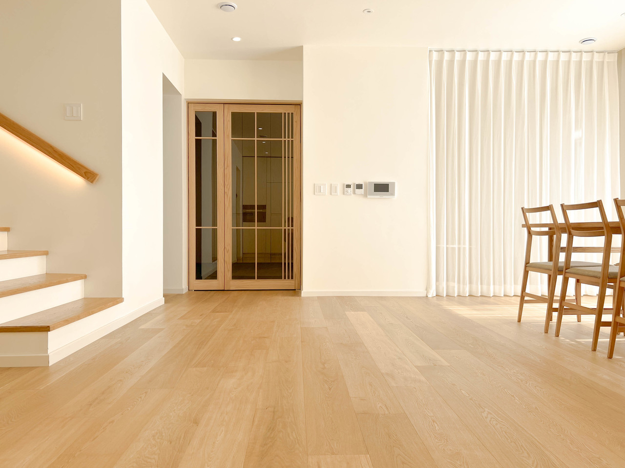 원목마루 중심의 주거 공간 인테리어 시공