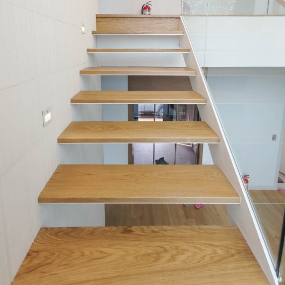 금속 구조 위 원목 디딤판 계단 모델