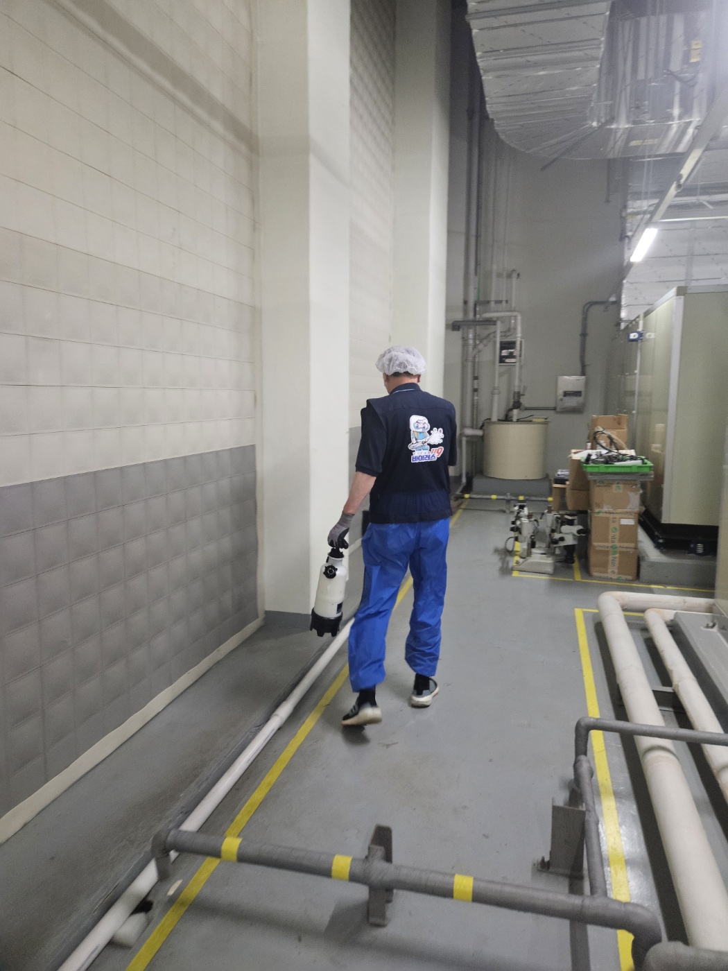 공장을 소독하는 작업자의 뒷모습