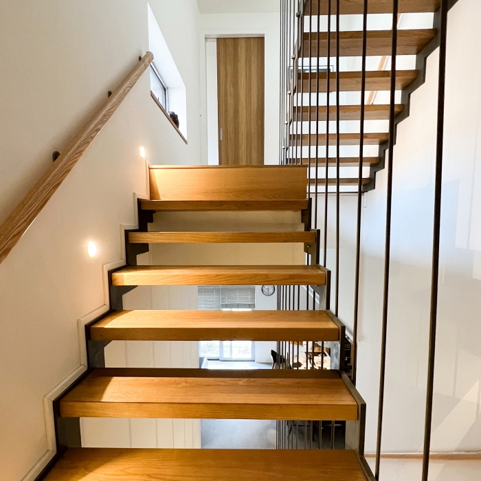 금속 발판을 원목으로 감싼 계단 모델