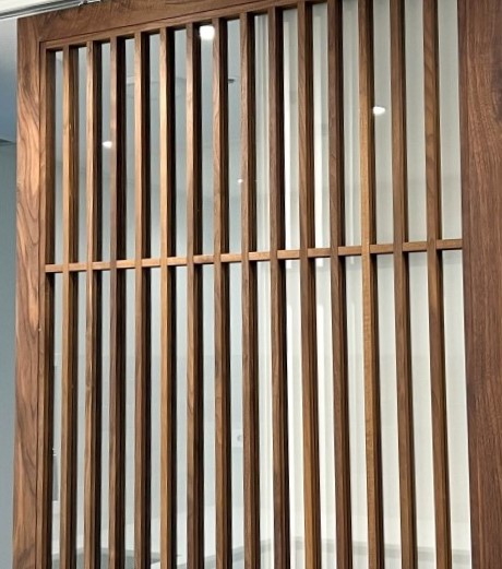 간살도어 투명 유리 뒷마감, 개방감 있는 도어