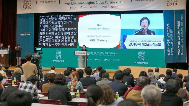 <h4 style="text-align: center;"><span style="color: rgb(255, 255, 255); letter-spacing: 1px;"><strong><span style="font-size: 48px;">2018</span></strong></span></h4>  <p style="text-align: center;"><span style="color: rgb(255, 255, 255); letter-spacing: 2px;"><span style="font-size: 11px;">WORLD HUMAN RIGHTS</span></span> 	<br><span style="color: rgb(255, 255, 255); letter-spacing: 2px;"><span style="font-size: 11px;">CITIES FORUM 2018</span></span></p>  <p> 	<br> </p>  <p style="text-align: center;"><span style="color: rgb(255, 255, 255); font-size: 16px;"><img src="https://cdn.imweb.me/upload/S2024032325ef3cb207c5f/29cc85497f1c9.png" class="fr-fin fr-dib"></span></p>