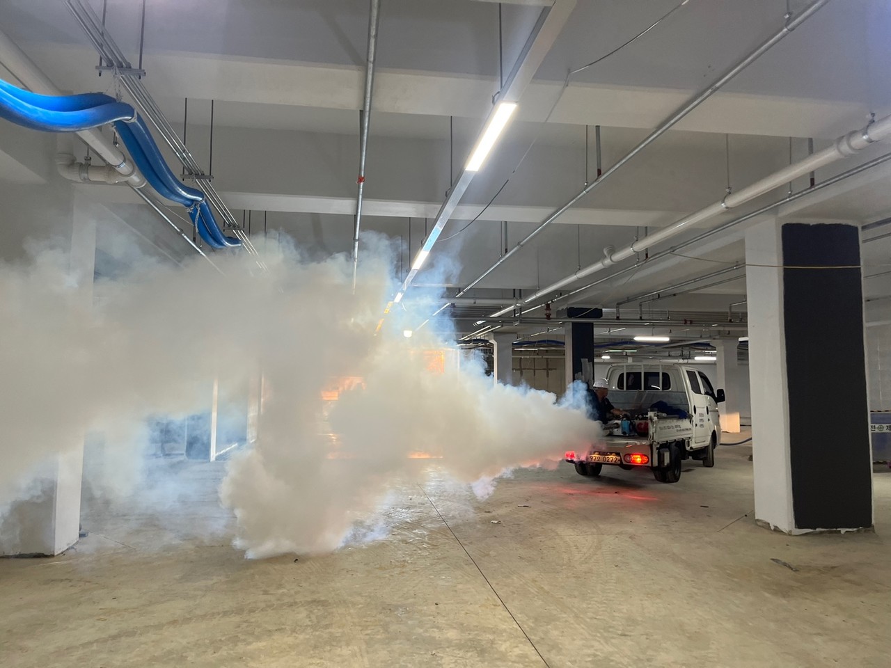 대규모 사장을 해충 방역하는 소독차