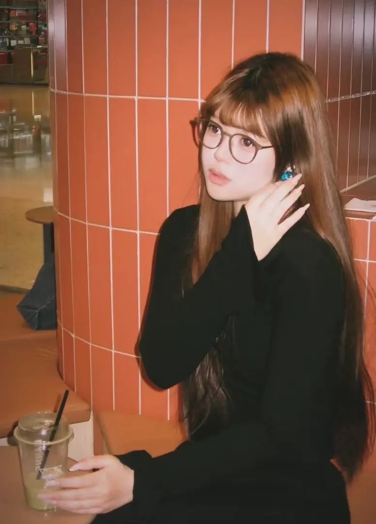 栗艺菲 (Li Yifei)