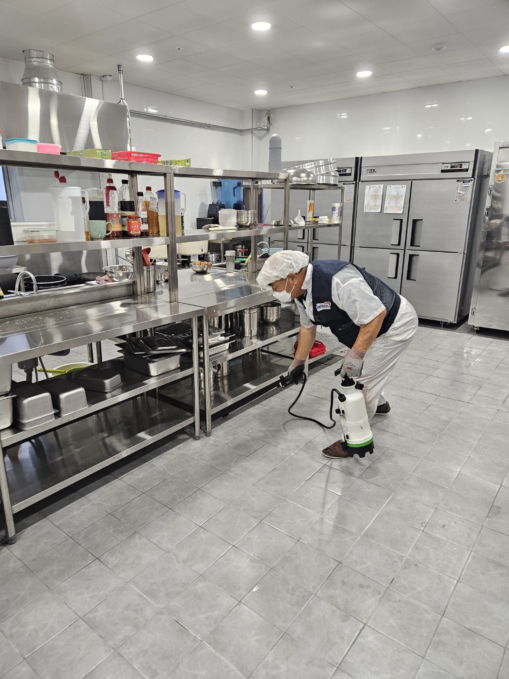 식당 내부를 소독하고 방역하는 작업자