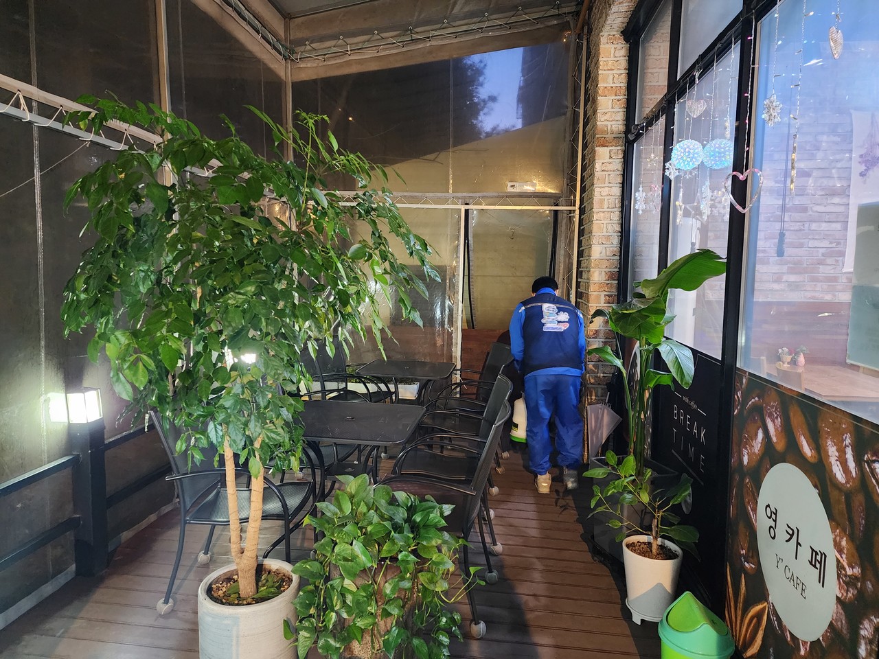 카페 내부를 소독하는 작업자의 뒷모습