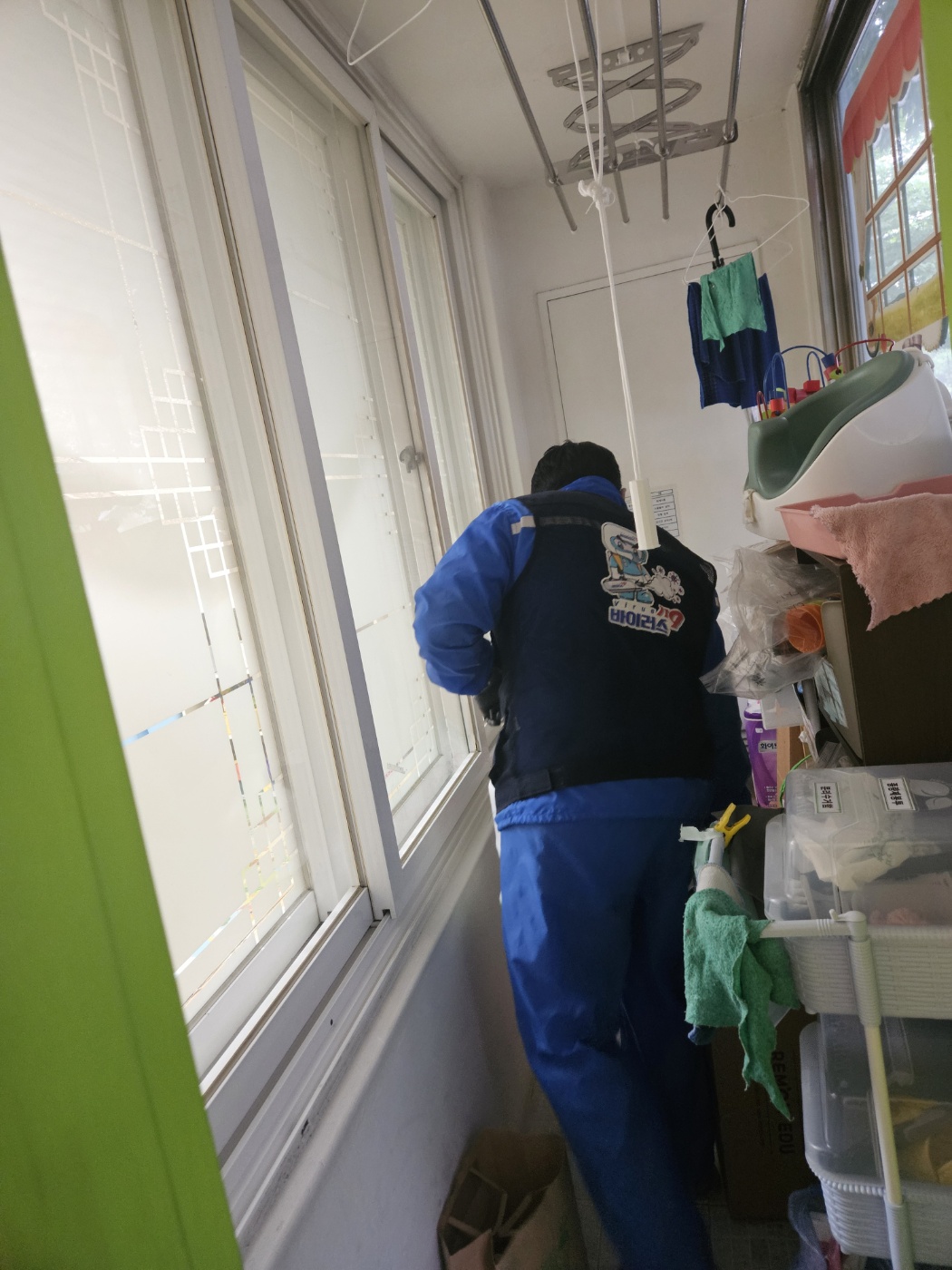 주거 공간의 해충을 방역하는 작업자