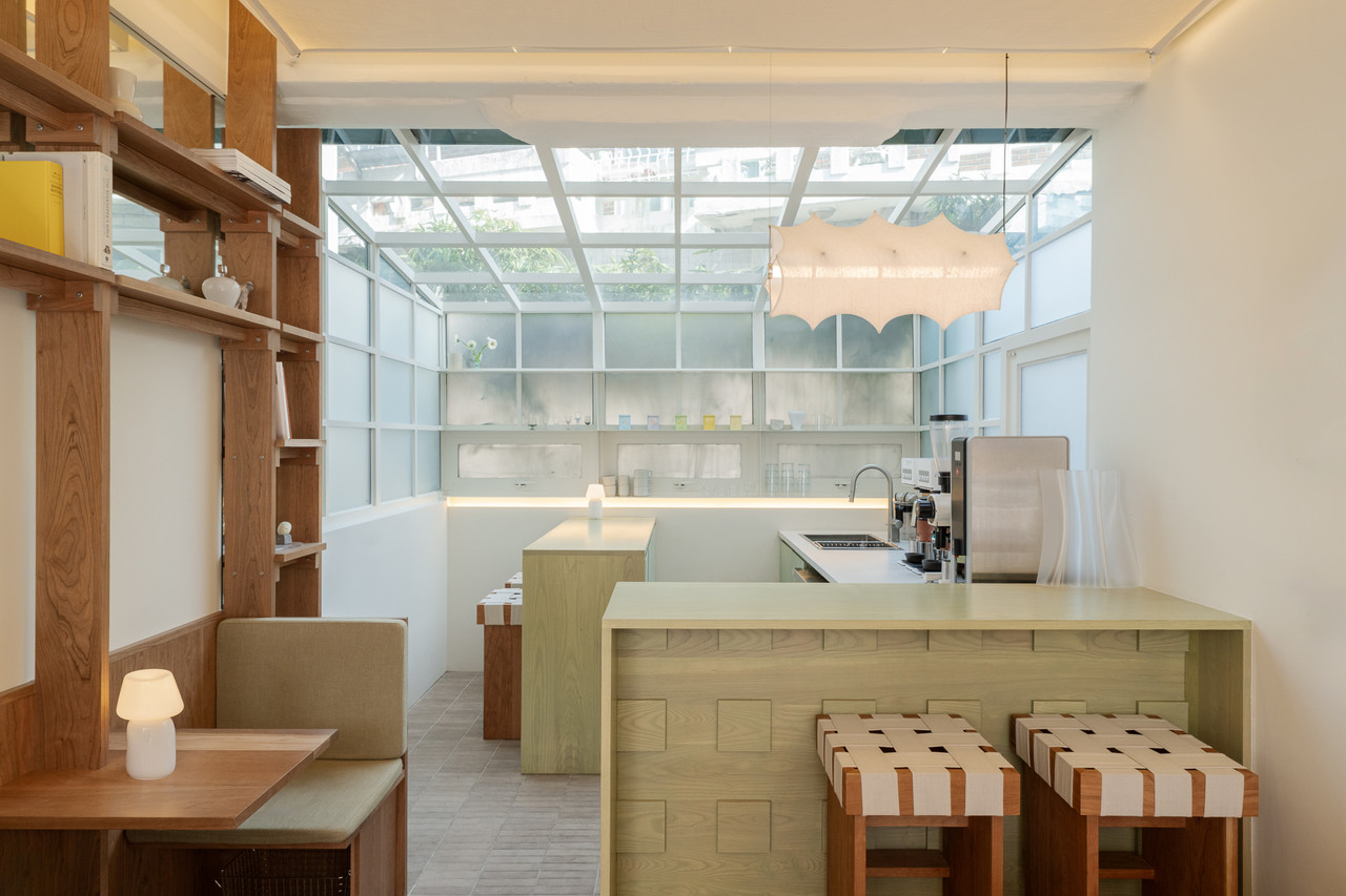 <p style="font-size: 20px; font-weight:500; margin-bottom:4px; line-height:1.2;">EDITION DENMARK<br>SHOWROOM</p>  <p style="font-size: 13px; line-height:1.6; font-weight:400; margin-bottom:9px;">서울시 종로구 자하문로9길 24</p><p style="font-size: 11px; font-weight: 400; text-decoration:underline; ">더 알아보기</p>