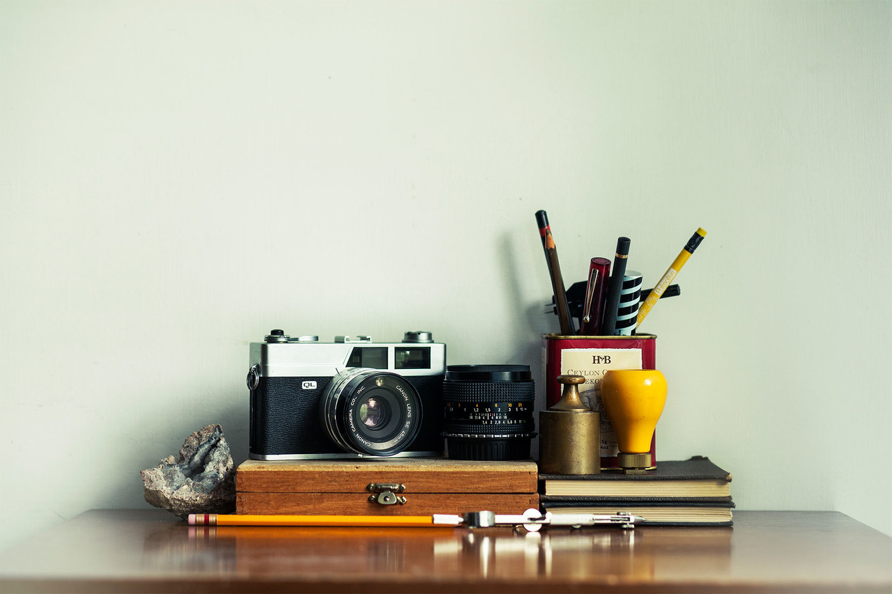 <div style="background:rgba(0,0,0,0.45); padding:10px 14px 20px 14px ; border-radius:12px; line-height:1;">   <span style="font-size:24px; font-weight:800; color:#ffffff; letter-spacing:-1px;">📸사진여행</span><br>   <span style="font-size:14px;font-weight:300;  color:#f1f1f1; letter-spacing:-1px;">사진가·작가와 함께 빛과 색을 담는 여정</span> </div>