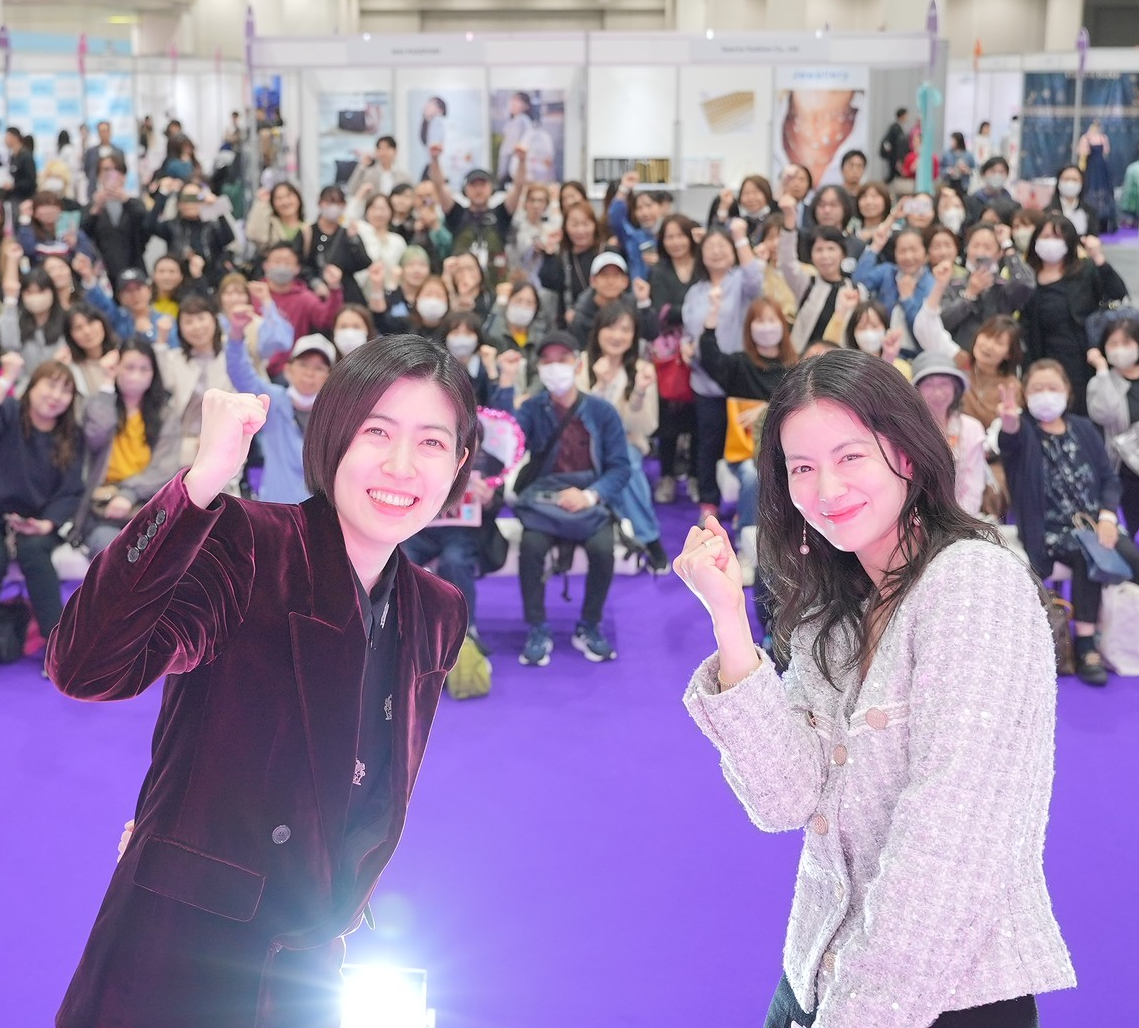 Surprise guest & fan meeting at Korea Expo Tokyo, with celebrities greeting a packed audience.
