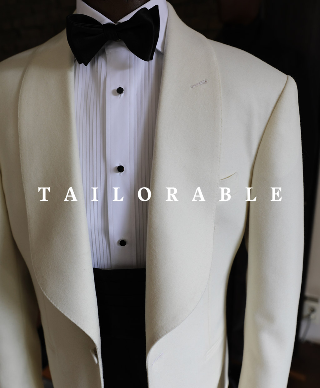 /화이트캐시미어 턱시도 자켓은 예식 2부를 위해 제작된 의상