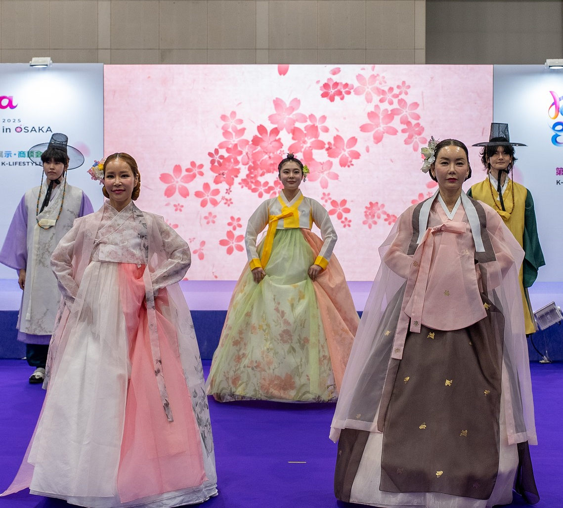 Main Stage performance at Korea Expo Tokyo featuring traditional hanbok fashion and cultural show.