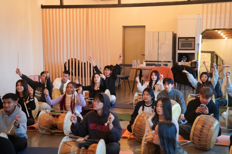 전주한옥마을 전통체험 한바탕 얼쑤에서 호산대학교 외국인 유학생들이 장구채를 들고 사물놀이 장단을 함께 연습하는 단체 체험 모습