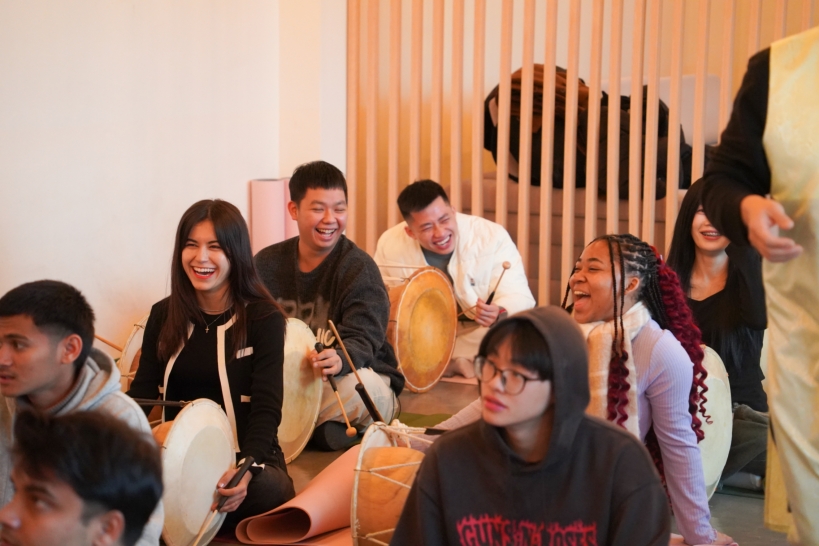 전주한옥마을 전통체험 한바탕 얼쑤에서 호산대학교 외국인 유학생들이 장구와 북을 치며 웃음 속에서 사물놀이 체험에 참여하는 모습