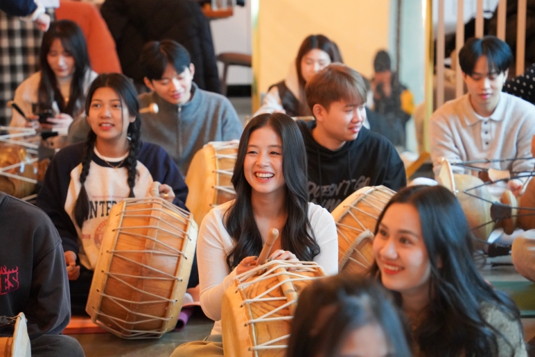 전주한옥마을 전통체험 한바탕 얼쑤에서 호산대학교 외국인 유학생들이 장구를 치며 사물놀이 체험에 참여하는 모습