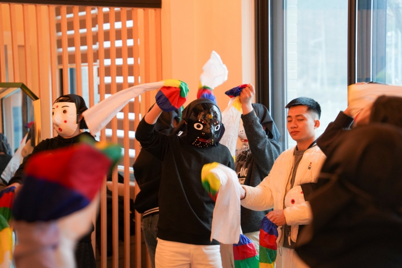 전주한옥마을 전통체험 한바탕 얼쑤에서 호산대학교 외국인 유학생들이 전통 탈을 쓰고 천을 흔들며 탈춤 체험에 참여하는 모습