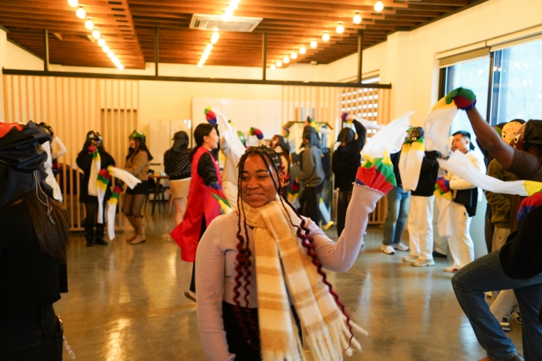 전주한옥마을 전통체험 한바탕 얼쑤에서 호산대학교 외국인 유학생들이 천을 들고 탈춤 동작을 따라 하며 전통공연 체험에 참여하는 모습