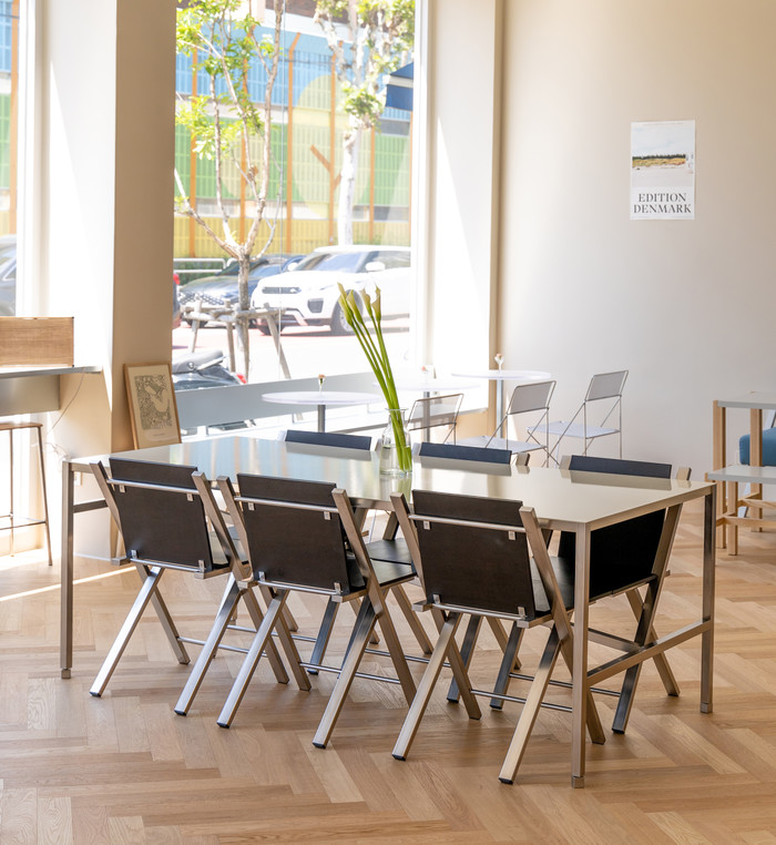 <div style="margin-left:6px;"> <p style="font-size: 16px; font-weight:500; margin-bottom:4px; line-height:1.2;">MITBORD SEOUL</p>  <p style="font-size: 12px; line-height:1.6; font-weight:400; margin-bottom:9px;">서울시 성동구 성수일로 1</p><p style="font-size: 10px; font-weight: 400; text-decoration:underline; ">더 알아보기</p> </div>