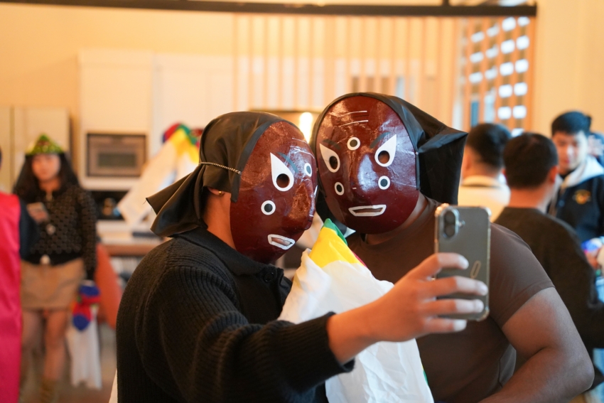 전주한옥마을 전통체험 한바탕 얼쑤에서 호산대학교 외국인 유학생들이 전통 탈을 쓰고 기념사진을 찍으며 탈춤 체험을 즐기는 모습