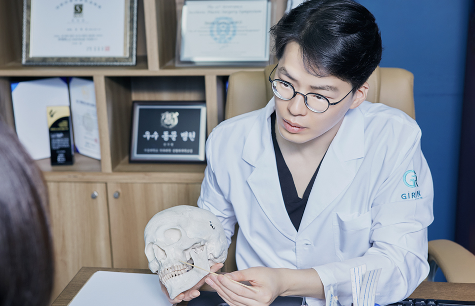 Prominent mandibular angle Prominent masticatory muscles Buccal fat