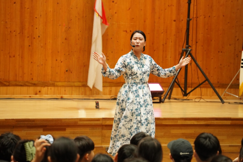 초등학생을 대상으로 사물놀이 이야기를 들려주는 체험형 전통공연 톡톡톡 사물놀이 이야기